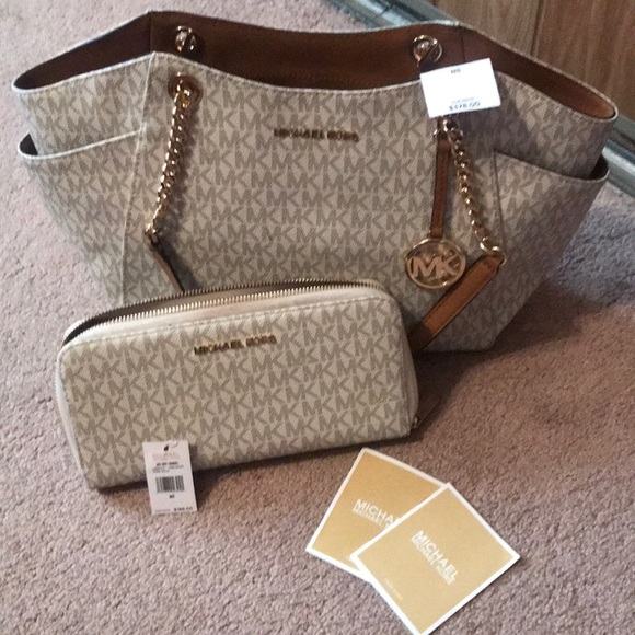 Michael Kors Handbags - 🔥 Michael Kors purse and wallet 🔥